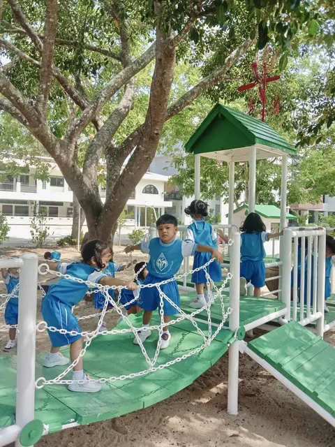 สนามกีฬา สนามหญ้า และเครื่องเล่นสำหรับนักเรียน