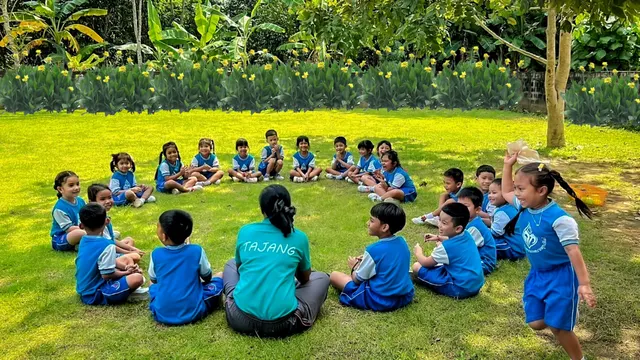 สนามกีฬา สนามหญ้า และเครื่องเล่นสำหรับนักเรียน